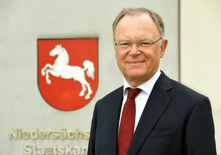 Ministerpräsident Stephan Weil (2019)
Bildnachweis: Niedersächsische Staatskanzlei/ Holger Hollemann Ministerpräsident Stephan Weil (2019), Bildnachweis: Niedersächsische Staatskanzlei/Holger Hollemann